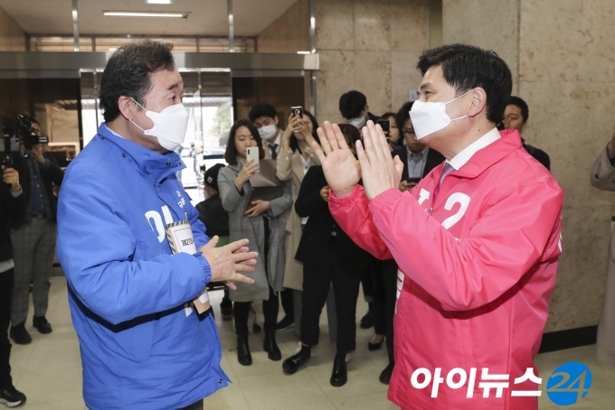 이낙연 후보가 서울 중구·성동을에 출마하는 지상욱 미래통합당 후보와 얘기를 나누고 있다.