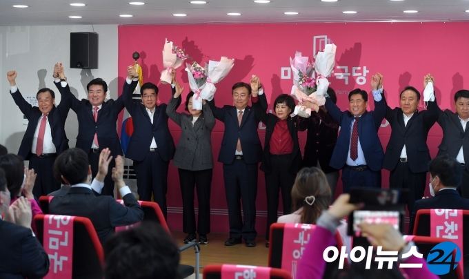 새로 입당한 의원들과 함께, 이로써 한국당은 10석에서 17석으로 의석수가 늘어났다.