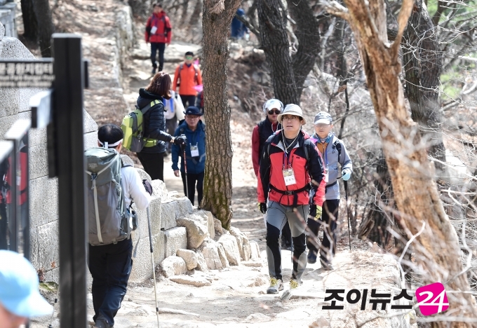 '희망찾기 등산 트레킹 교실' 참가자들이 북한산을 오르고 있다. [사진=정소희 기자]