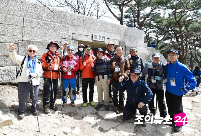 '희망찾기 등산트래킹교실' 참가자들이 용암문 앞에서 포즈를 취하고 있다. [사진=정소희 기자]