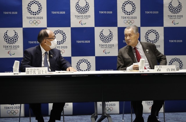  모리 요시히로 2020 도쿄올림픽 조직위원장(오른쪽)이 지난 30일 내년으로 연기된 대회 개회식 날짜를 확정해 발표하고 있다. [사진=뉴시스]
