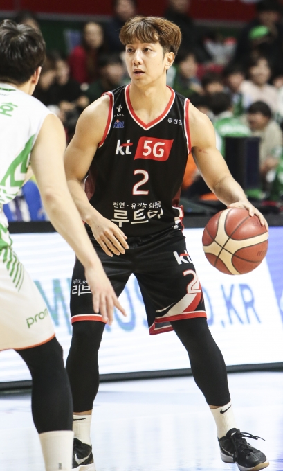  프로농구 부산 KT에서 가드로 뛰고 있는 허훈이 2019-2020시즌 KBL 정규리그 최우수선수(MVP) 상을 받았다.