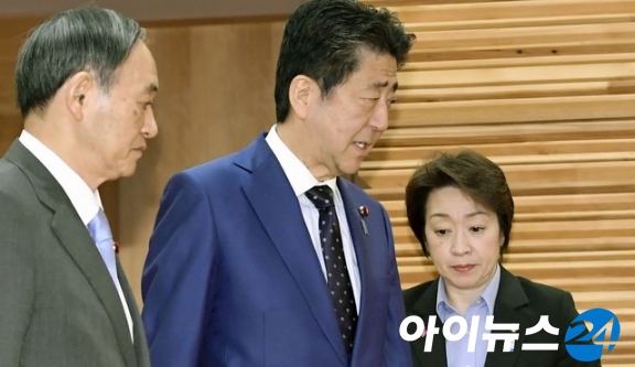 아베 신조 일본 총리(가운데) [사진=뉴시스]