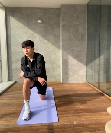 한국에서 자가격리 중인 손흥민(28, 토트넘 홋스퍼)이 자신의 인스타그램 계정을 통해 실내 훈련 장면을 공개했다. [사진=손흥민 인스타그램 갈무리]