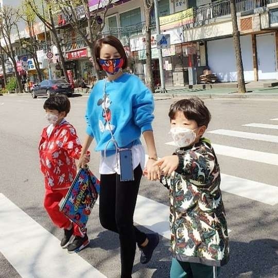 가수 황혜영이 두 아들과 함께 거리를 걷고 있다. [황혜영 인스타그램]