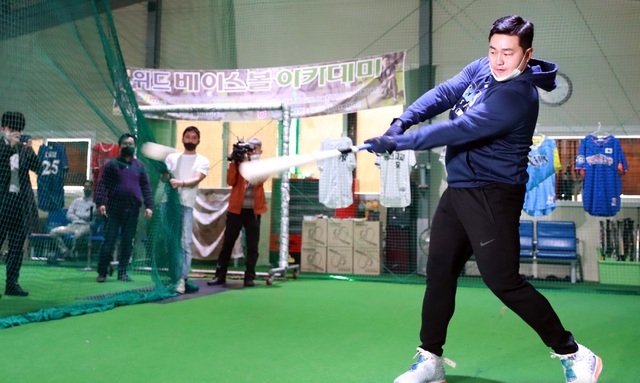 최지만(29, 탬파베이 레이스)이 지난 13일 인천 서구의 '위드 베이스볼 아카데미'에서 개인 훈련 현장을 공개했다. [사진=뉴시스]