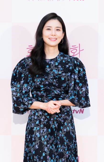 배우 이보영과 유지태가 tvN '화양연화' 제작발표회에 참석해 포즈를 취하고 있다.[사진=tvN]