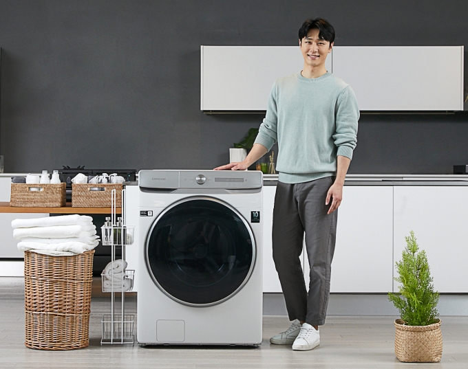 삼성전자는 지난 1월 출시한 '그랑데AI' 세탁기에 국내 최대 용량인 24kg 신제품을 추가로 선보인다고 20일 밝혔다. [사진=삼성전자]