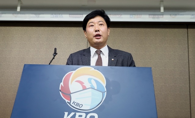류대환 KBO 사무총장이 21일 서울 야구회관에서 브리핑을 열고 취재진의 질문에 답하고 있다. [사진=뉴시스]