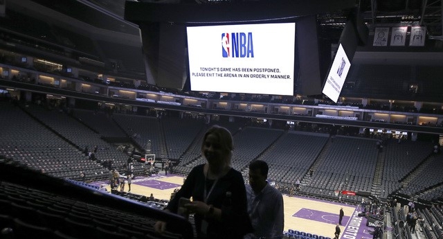  코로나19로 미국프로농구(NBA 2019-20시즌은 지닌 3월 중단됐다. 당시 새크라멘토 킹스-골든스테이트 워리어스전 취소를 알리는 안내문이 새크라멘터 홈 코트 전광판에 개시됐다. [사진=뉴시스]