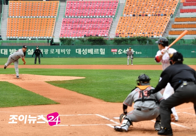  한국야구위원회는 올 시즌 KBO리그 정규시즌 특별 서스펜디드 경기 시행세칙을 12일 발표했다. 사진은 지난 5일 인천 SK행복드림구장에서 열린 SK 와이번스와 한화 이글스의 올 시즌 공식 개막전 장면이다. [사진=조성우 기자]