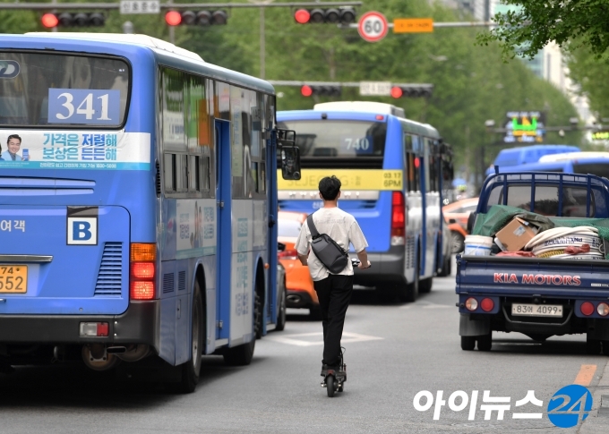 최근 전동킥보드 이용자들이 급증하고 있지만 전용 보험상품 개발은 더뎌 일부 공유업체를 제외하고는 무보험 상태로 대여해 운행 하고 있다. 이로 인해 전동킥보드 이용자뿐만 아니라 보행자들도 사고 위험에 무방비로 노출돼 있다. [조성우 기자]