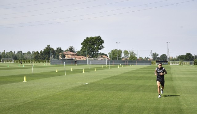  이탈리아 프로축구 세리아A는 코로나19로 중단된 2019-2020시즌 일정 재개를 준비하고 있다. 볼로냐 구단 선수 한 명이 사회적 거리두기 지침에 따라 팀 연습 장소에서 개인 훈련을 진행하고 있다. [사진=뉴시스]