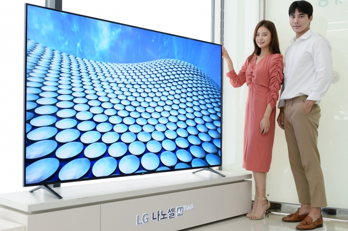 LG전자는 26일 65형 화면에 8K 해상도(7천680X4천320)를 구현한 나노셀 TV 신제품을 국내에 출시했다고 밝혔다. [사진=LG전자]