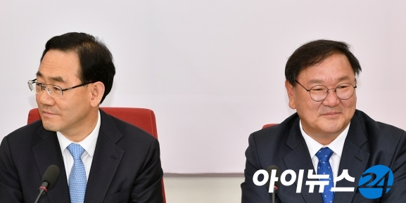 더불어민주당 김태년 원내대표(오른쪽), 미래통합당 주호영 원내대표