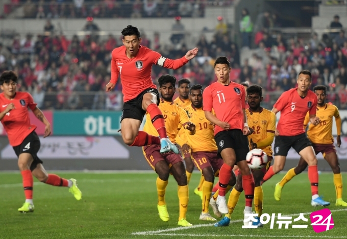  파울루 벤투 감독이 이끌고 있는 한국 남자축구대표팀이 2022 카타르월드컵 아시아지역 2차 예선 스리링카와 경기를 치르고 있다. [사진=조성우 기자]