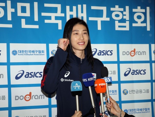 한국 여자배구대표팀 주장 김연경이 5일 인천공항에서 출국을 앞두고 현장 취재진과 인터뷰를 진행하고 있다. 여자배구대표팀은 7일부터 태국에서 열리는 2020 도쿄올림픽 아시아 지역예선전에 참가한다.  [사진=발리볼코리아닷컴]