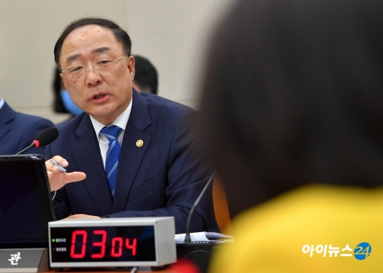 홍남기 기획재정부 장관은 소비심리 진작을 위한 '대한민국 동행세일' 개최를 밝혔다. [사진=아이뉴스24 DB]