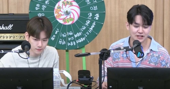 가수 백현(왼쪽)과 강균성이 3일 방송된 SBS라디오 파워FM '두시탈출 컬투쇼'에 출연했다. [사진=SBS]