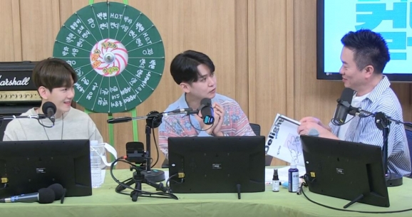 가수 백현(왼쪽)이 3일 방송된 SBS라디오 파워FM '두시탈출 컬투쇼'에 출연했다. [사진=SBS]