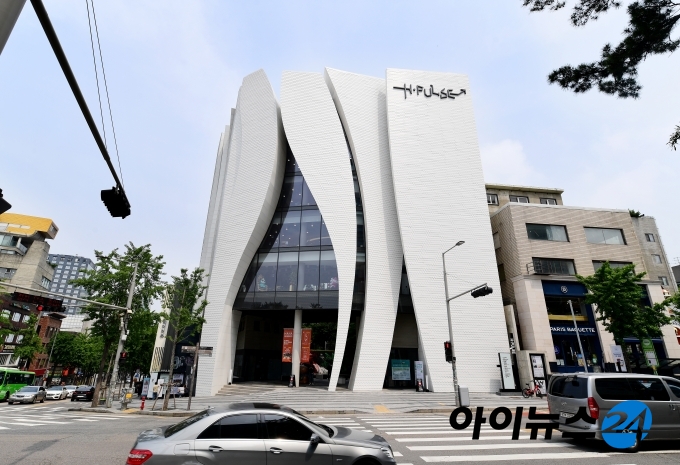 서울 마포구 홍익대학교 정문 앞에 위치한 하나은행 'H-PULSE'. 독특한 디자인이 눈에 띈다. [정소희 기자]