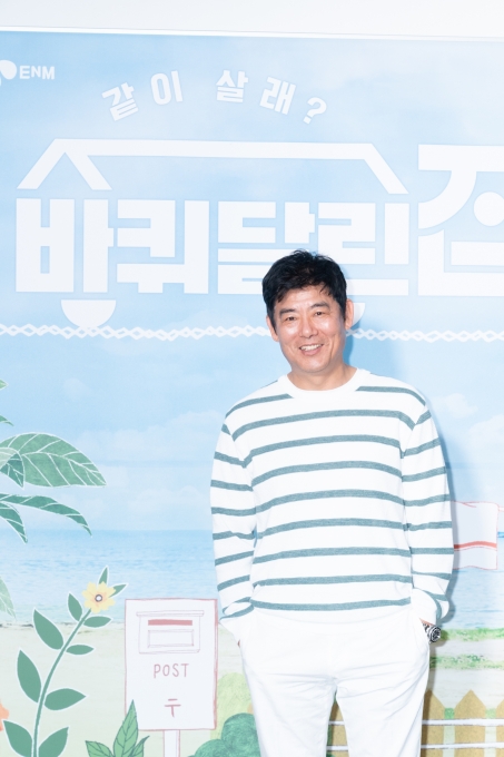 배우 성동일이 '바퀴 달린 집' 제작발표회에 참석했다.  [사진=tvN]