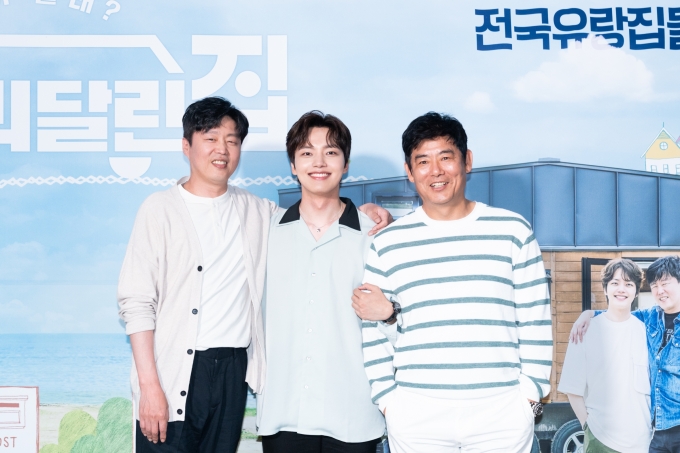 배우 성동일과 김희원, 여진구가 '바퀴 달린 집' 제작발표회에 참석했다.  [사진=tvN]