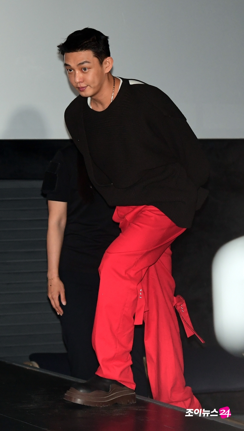 배우 유아인이 14일 오후 서울 롯데시네마 건대입구점에서 열린 영화 '#살아있다'(감독 조일형) 언론시사회에 참석하고 있다.