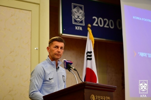 콜린 벨 여자축구대표팀 감독이 22일 충남 아산에서 열린 2020년 여학생 축구교실 지도자 워크숍에서 강연을 하고 있다. [사진=대한축구협회]