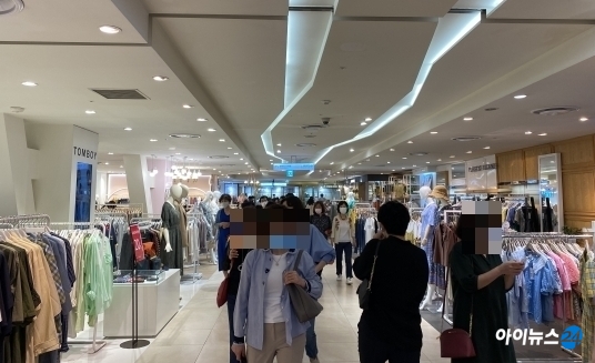 이날 롯데백화점에는 일반 매장에서 쇼핑을 즐기려는 고객들의 발걸음도 이어졌다. [사진=이현석기자]