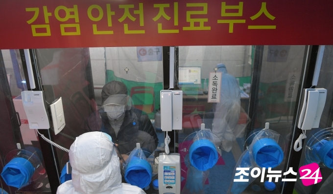지난 18일 오후 서울 관악구 에이치플러스 양지병원 선별진료소에  설치된 1인 감염안전진료부스 'SAFETY'에서 의료진들이 검체 채취를 하고 있다. [사진=조성우 기자]