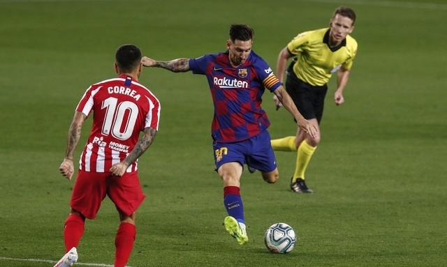 리오넬 메시(33, FC 바르셀로나)가 1일(한국시간) 아틀레티코 마드리드와의 라리가 33라운드에서 슈팅을 시도하고 있다. [사진=뉴시스]