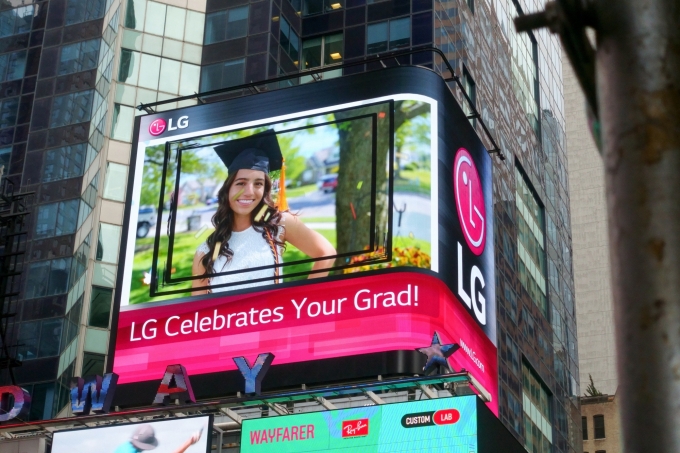 LG전자는 지난달 30일(현지 시간)부터 미국 뉴욕 타임스퀘어에 있는 LG전자 LED 전광판에 올해 학교를 졸업하는 졸업생 375명의 사진을 보여주고 있다고 2일 밝혔다. [사진=LG전자]