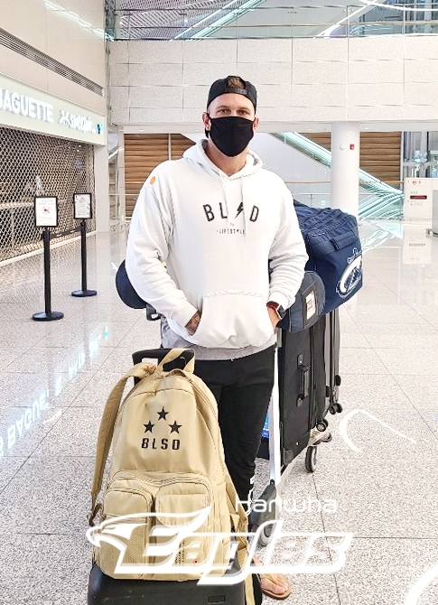 한화 이글스 새 외국인 선수 브랜든 반즈가 인천국제공항을 통해 입국하고 있다. [사진=한화 이글스]