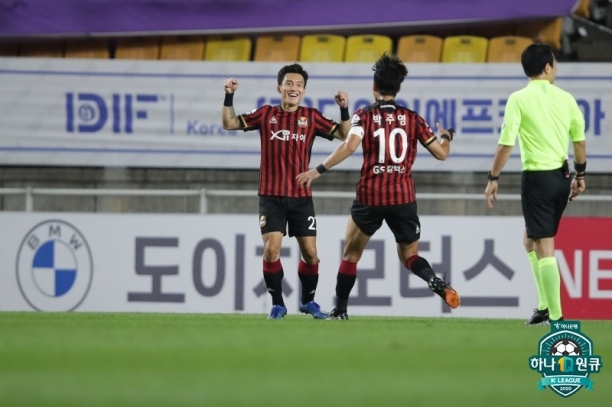 FC 서울 고광민(왼쪽)이 4일 수원 삼성과의 경기에서 득점 후 박주영과 기뻐하고 있다. [사진=한국프로축구연맹]