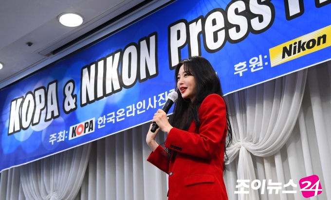한국온라인사진기자협회(Korea Online Press Photographers Association, 이하 코파(KOPA), 회장 변성현)가 주최하고 니콘이미징코리아(대표이사 정해환)가 후원하는 '2020 코파 & 니콘 프레스 포토 어워즈(KOPA & NIKON Press Photo Awards)'가6일 오전 서울 청담동 리베라 호텔에서 열렸다. 올해의 포토제닉으로 선정된 배우 한예슬이 올해의 포토제닉 수상 소감을 말하고 있다. [한국온라인사진기자협회]