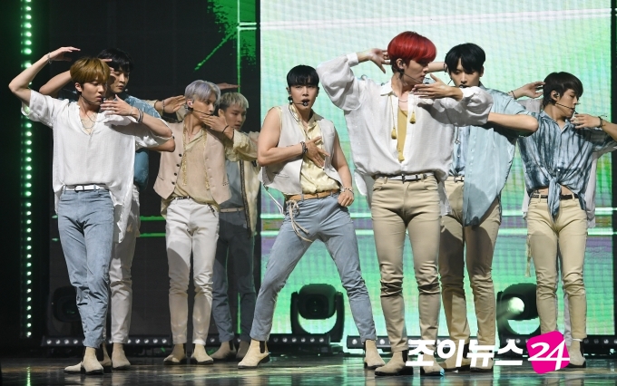 그룹 SF9이 6일 '글로리어스(9loryUS)' 발매 기념 쇼케이스에서 신곡 '여름 향기가 날 춤추게 해' 무대를 선보이고 있다. [조성우기자 ]