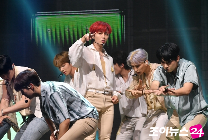 그룹 SF9이 6일 오후 서울 광진구 예스24 라이브홀에서 열린 여덟 번째 미니앨범 '글로리어스(9loryUS)' 발매 기념 쇼케이스에서 신곡 '여름 향기가 날 춤추게 해' 무대를 선보이고 있다.