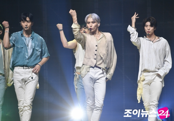 그룹 SF9이 6일 오후 서울 광진구 예스24 라이브홀에서 열린 여덟 번째 미니앨범 '글로리어스(9loryUS)' 발매 기념 쇼케이스에서 신곡 '여름 향기가 날 춤추게 해' 무대를 선보이고 있다.