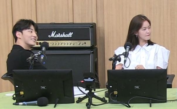 7일 방송된 SBS라디오 '두시탈출 컬투쇼'에 출연한 배우 윤시윤(왼쪽)과 경수진 [사진=SBS]
