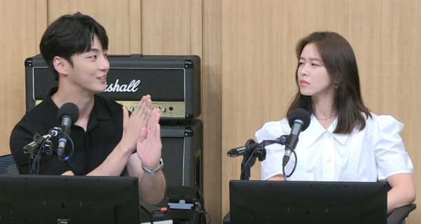 배우 윤시윤(왼쪽)과 경수진이 7일 방송된 SBS라디오 '두시탈출 컬투쇼'에 출연했다. [사진=SBS]