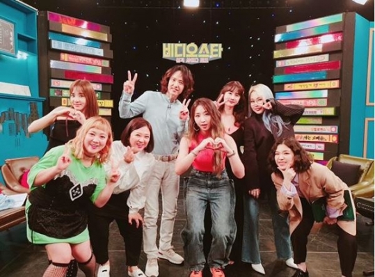 가수 안예은(오른쪽 첫 번째)이 MBC every1 '비디오스타' 녹화 인증샷을 자신의 SNS에 게재했다. [사진=안예은 인스타그램]