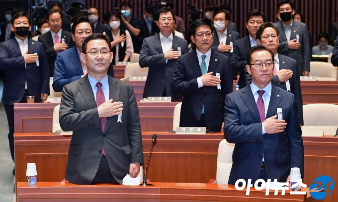 주호영 미래통합당 원내대표가 8일 오전 서울 여의도 국회에서 열린 의원총회에서 국민의례를 하고 있다.