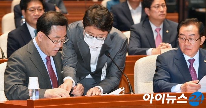 주호영 미래통합당 원내대표가 8일 오전 서울 여의도 국회에서 열린 의원총회에서 관계자와 대화하고 있다.