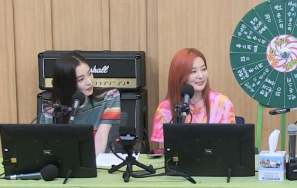 레드벨벳 아이린(왼쪽)과 슬기가 8일 방송된 SBS라디오 '두시탈출 컬투쇼'에 출연했다. [사진=SBS]