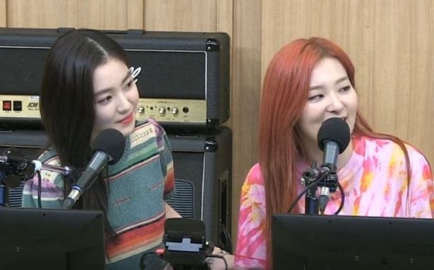 그룹 레드벨벳의 아이린(왼쪽)과 슬기가 8일 방송된 SBS라디오 '두시탈출 컬투쇼'에 출연했다. [사진=SBS]