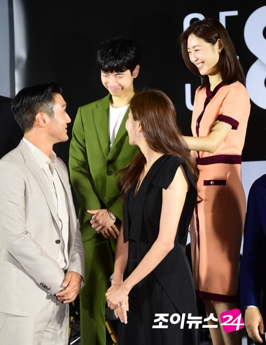 배우 최시원과 이연희가  8일 오후 서울 용산구 용산 CGV에서 열린 시네마틱드라마 'SF8'(에스 에프 에잇) 제작발표회에 참석해 인사를 나누고 있다.