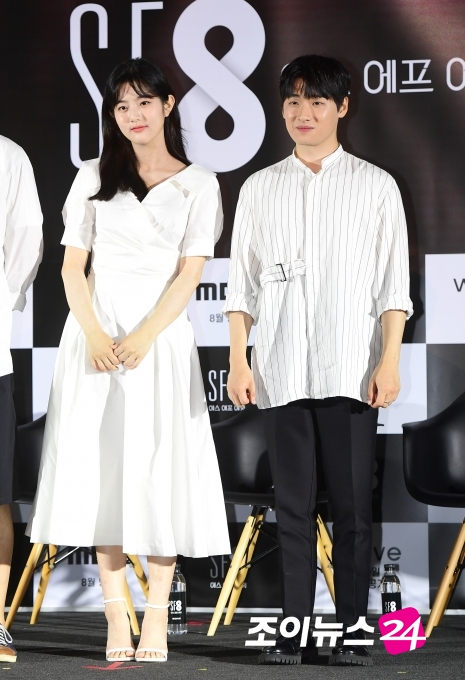 배우 신은수와 이다윗이  8일 오후 서울 용산구 용산 CGV에서 열린 시네마틱드라마 'SF8'(에스 에프 에잇) 제작발표회에 참석하고 있다. 