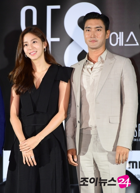 배우 유이와 최시원이 8일 오후 서울 용산구 용산 CGV에서 열린 시네마틱드라마 'SF8'(에스 에프 에잇) 제작발표회에 참석하고 있다. 