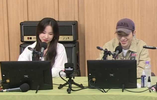 가수 솔지(왼쪽)와 지코가 9일 방송된 SBS라디오 '두시탈출 컬투쇼'에 출연했다 [사진=SBS]